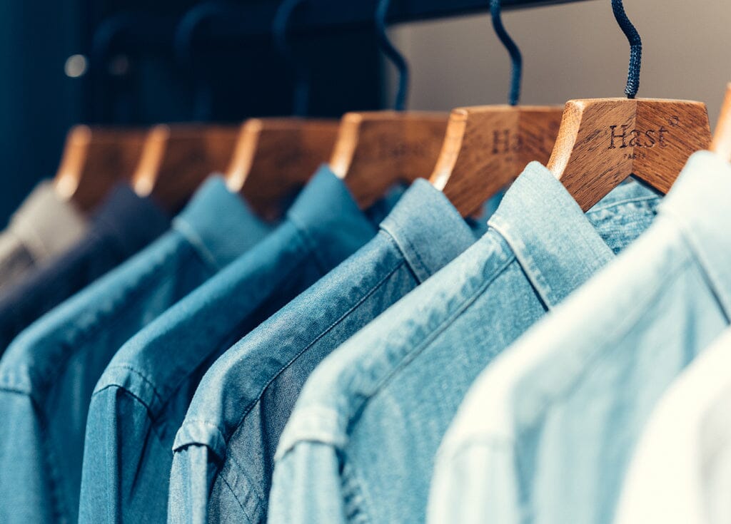 Porter une chemise en jean : notre guide