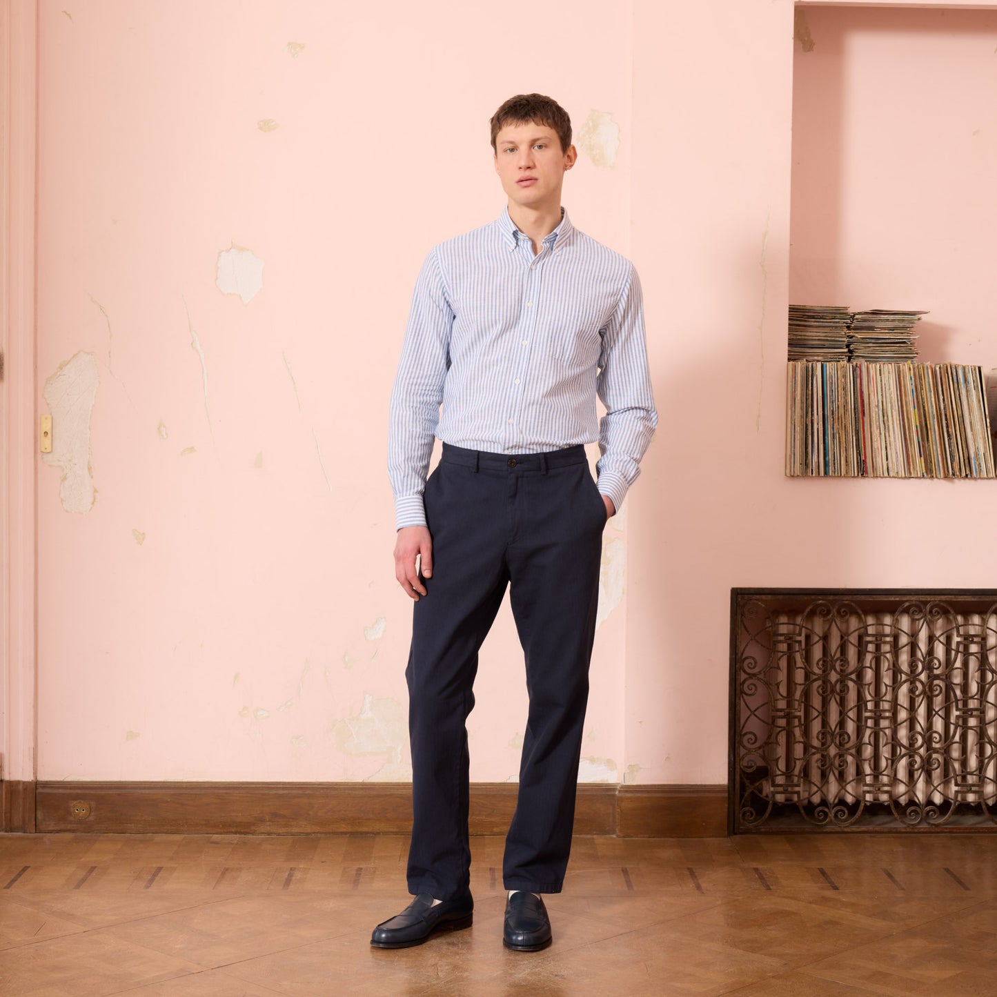 Chemise en coton à rayures blanches et bleues