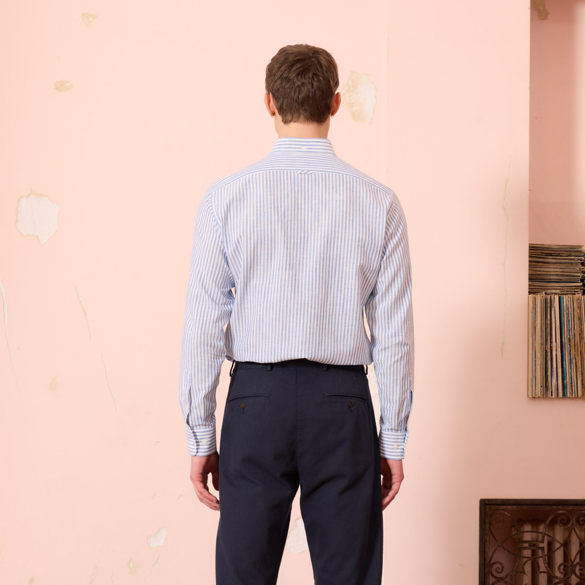 Chemise en coton à rayures blanches et bleues