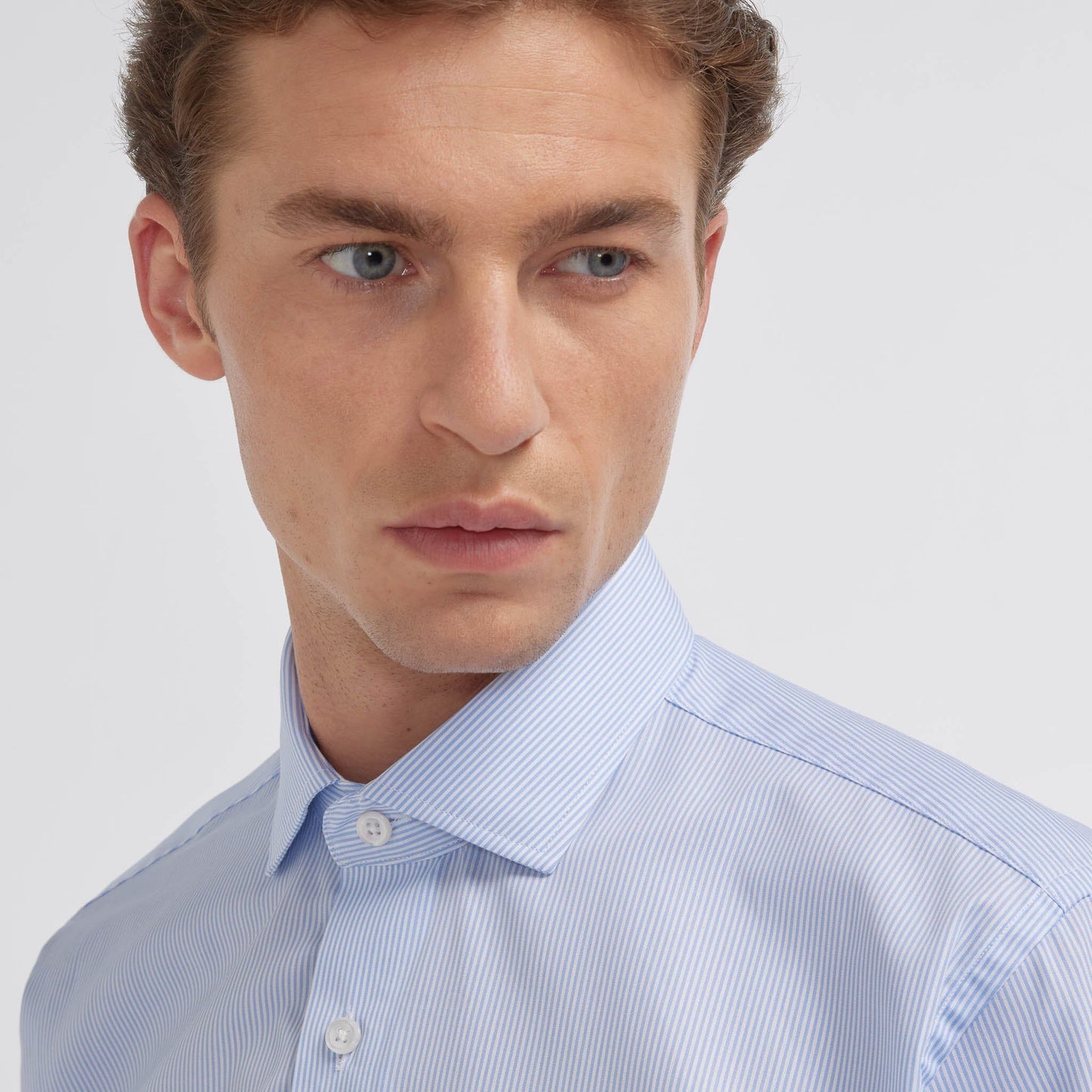 Double-twisted poplin shirt with small sky blue stripes