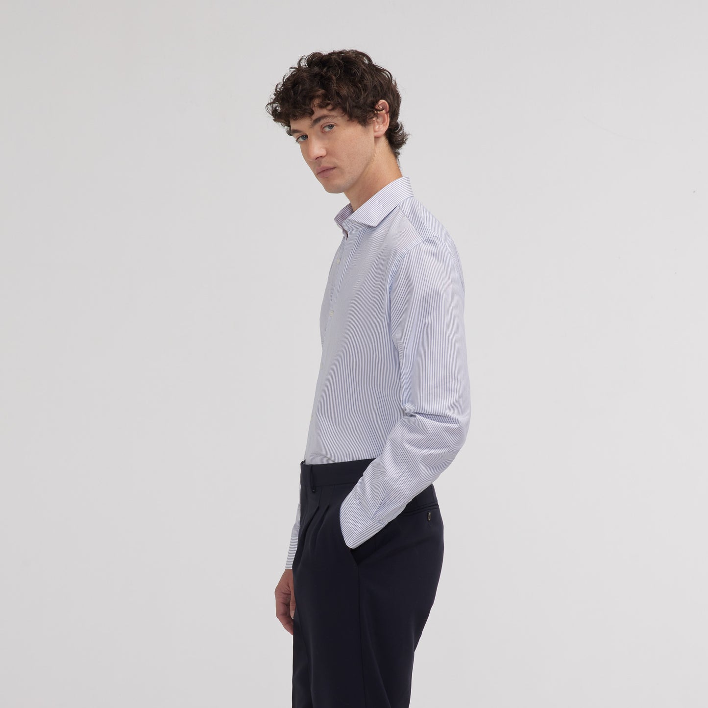 Fitted shirt in double-twisted poplin with fine blue stripes