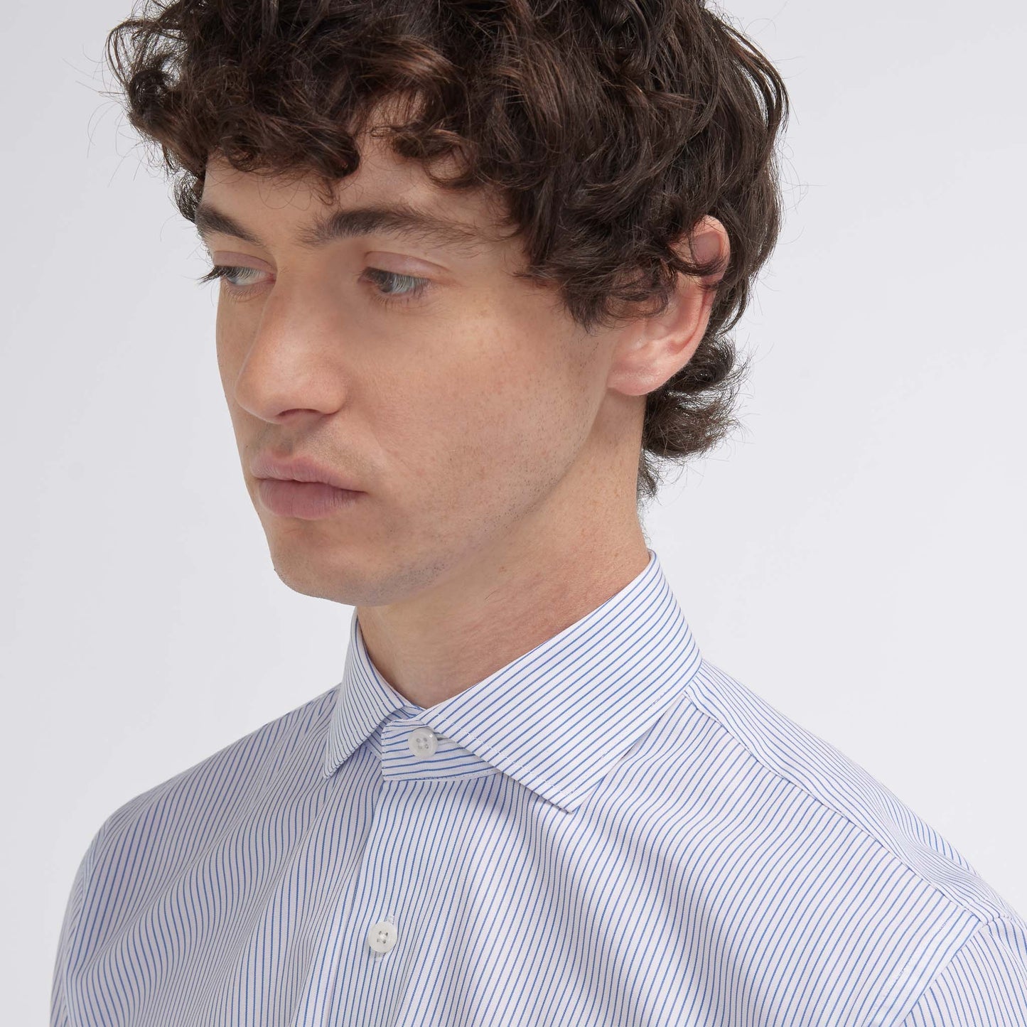 Fitted shirt in double-twisted poplin with fine blue stripes