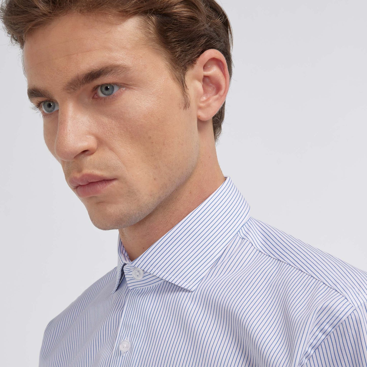 Double-twisted poplin shirt with fine blue stripes