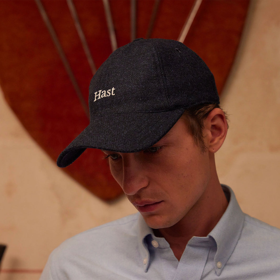 Casquette en laine marine brodée écrue