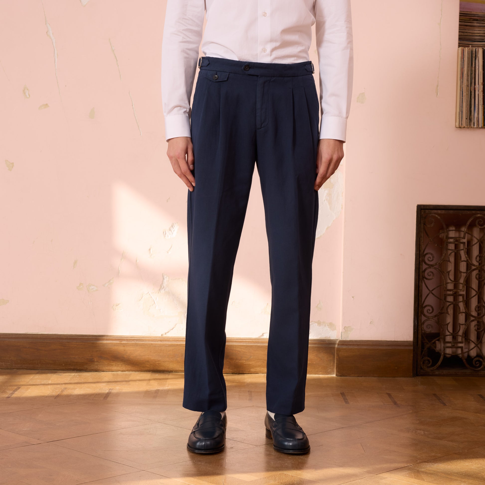 Pantalon à double plis en coton et lin marine