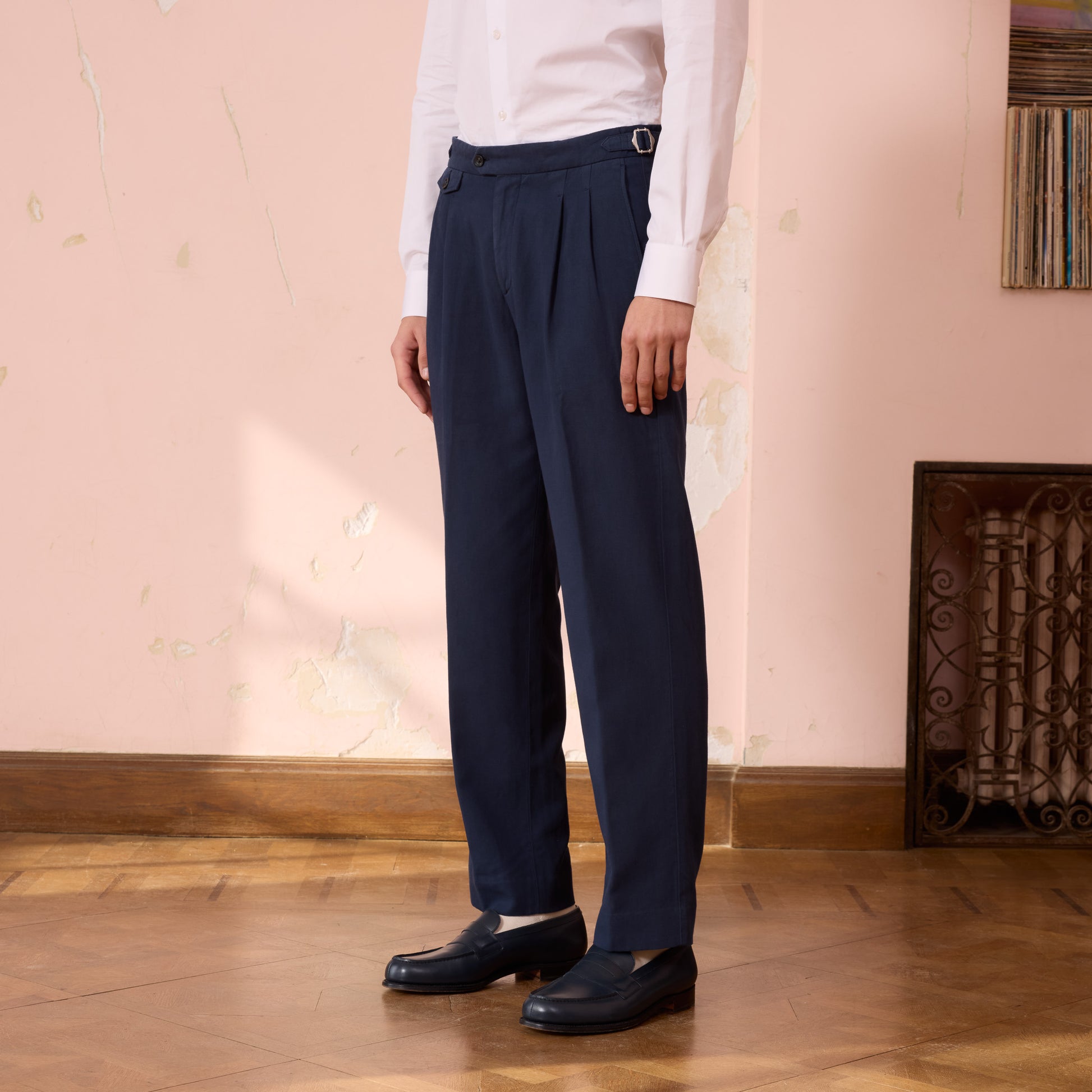 Pantalon à double plis en coton et lin marine