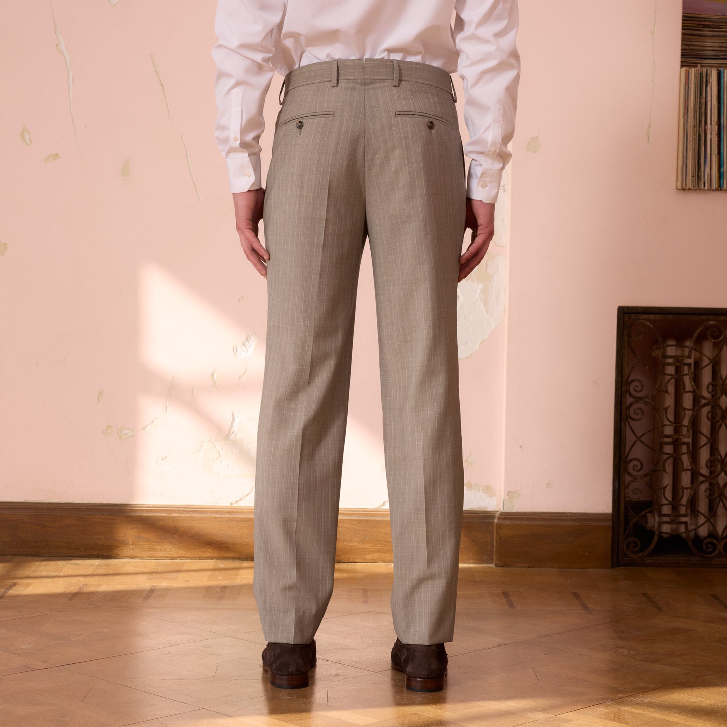 Pantalon gris à double plis en laine à rayures