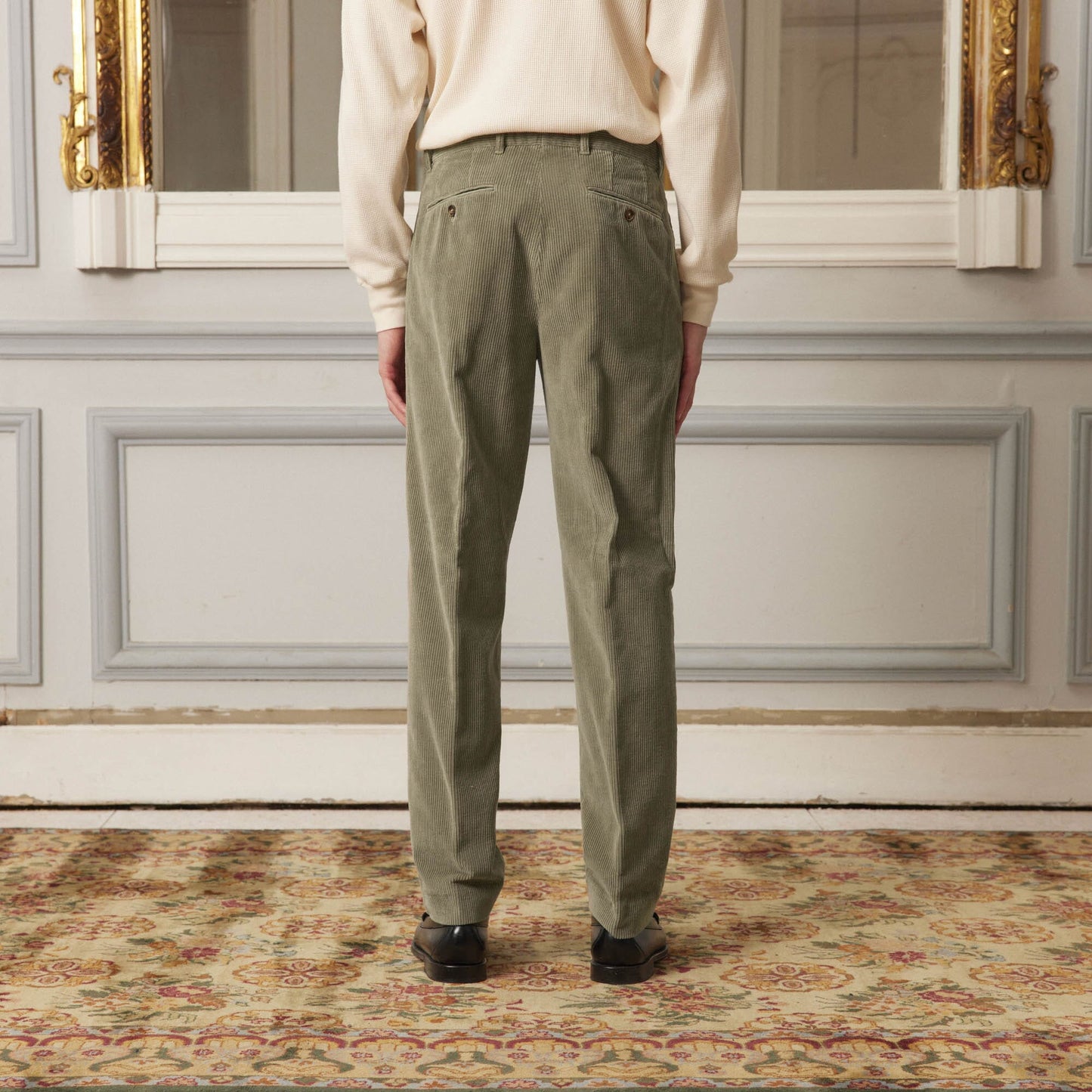 Pantalon à double plis en velours vert sauge