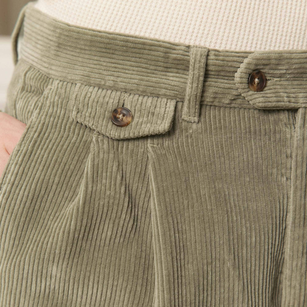 Pantalon à double plis en velours vert sauge